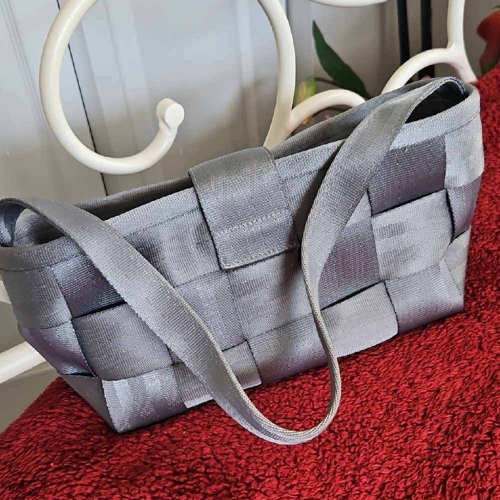Elegant Silver Woven Clutch - Picture 4 of 5